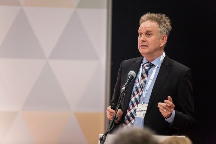 Henk Hogeveen from Wageningen UR explained the economic side of using sensors on a dairy farm. Photo: Koos Groenewold Henk Hogeveen from Wageningen UR explained the economic side of using sensors on a dairy farm. Photo: Koos Groenewold