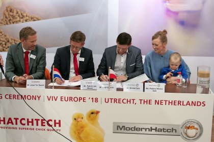 During the exhibition Patrick van Manen (mid left) of HatchTech and Kornel Zyla of ModernHatch sign the agreement to build a new HatchCare hatchery in Poland. During the exhibition Patrick van Manen (mid left) of HatchTech and Kornel Zyla of ModernHatch sign the agreement to build a new HatchCare hatchery in Poland.