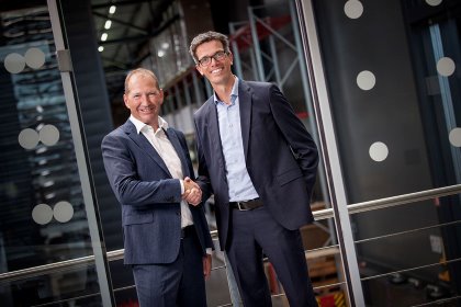 Tjitze Meter, CEO of HatchTech (left) and Harm Langen, CEO of Pas Reform, shake hands after signing the global strategic patent agreement covering post-hatch early feeding for day-old chicks. Photo: Pas Reform Tjitze Meter, CEO of HatchTech (left) and Harm Langen, CEO of Pas Reform, shake hands after signing the global strategic patent agreement covering post-hatch early feeding for day-old chicks. Photo: Pas Reform
