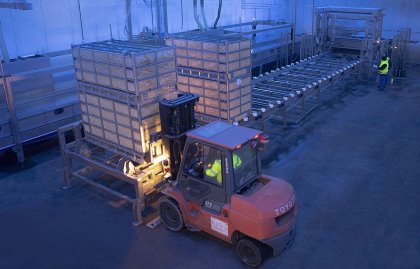 When birds are ready to be processed, the modules are gently de-stacked automatically. Photo: Marel When birds are ready to be processed, the modules are gently de-stacked automatically. Photo: Marel