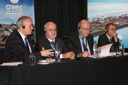 In a lively discussion avec president Paul Lopez (r) gave his view on the treat of 3 country competition. Photo: Fabian Brockötter In a lively discussion avec president Paul Lopez (r) gave his view on the treat of 3 country competition. Photo: Fabian Brockötter