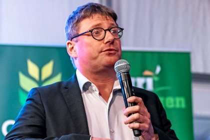 Veterinarian Maarten de Gussem describes the aftermath of the bird flu outbreak as “a serious hangover”, which can still be felt in large parts of the Belgian poultry industry. Photo: Inge Vermeulen Veterinarian Maarten de Gussem describes the aftermath of the bird flu outbreak as “a serious hangover”, which can still be felt in large parts of the Belgian poultry industry. Photo: Inge Vermeulen