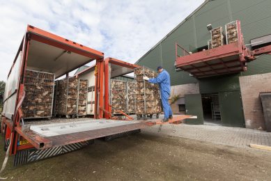 Poultry transportation is a potential risk when it comes to animal welfare. Good monitoring of the truck can prevent harm to the birds and the sectors image. Photo: Koos Groenewold
