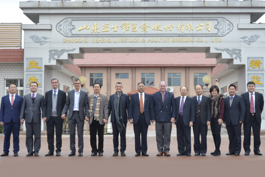 Yisheng and Hubbard sign breeding stock agreement. Photo: Hubbard.