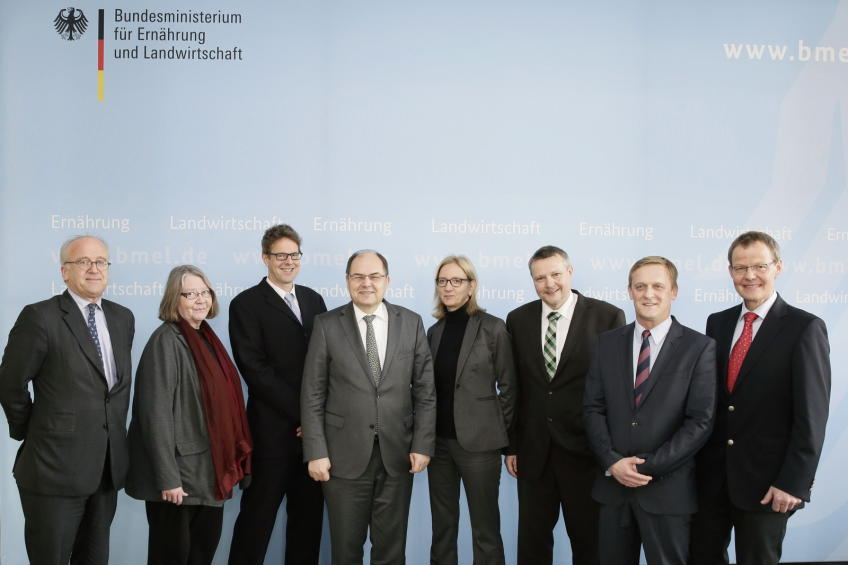 Bundesminister Schmidt during the official handover of the funding documents for the EsRam project [Photo: BMEL/ Photothek/ Thomas Koehler]