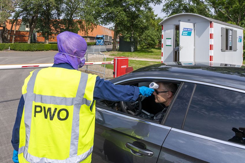 Many measures have been taken at processors, but they don t stop Covid everywhere. Photo: Ruud Ploeg