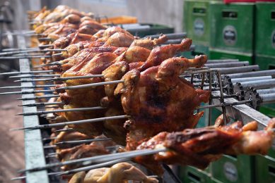 Chicken is the most popular and most affordable meat in Turkey. Photo: Tr°¡ng Hoàng Huy Ngân
