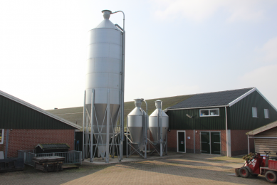 The Mafa silo has a so-called cyclone shape. Another remarkable feature is the rapid filling of the silo, due to only one slow filling pipe. <br /><em>Photo: Dick van Doorn</em>