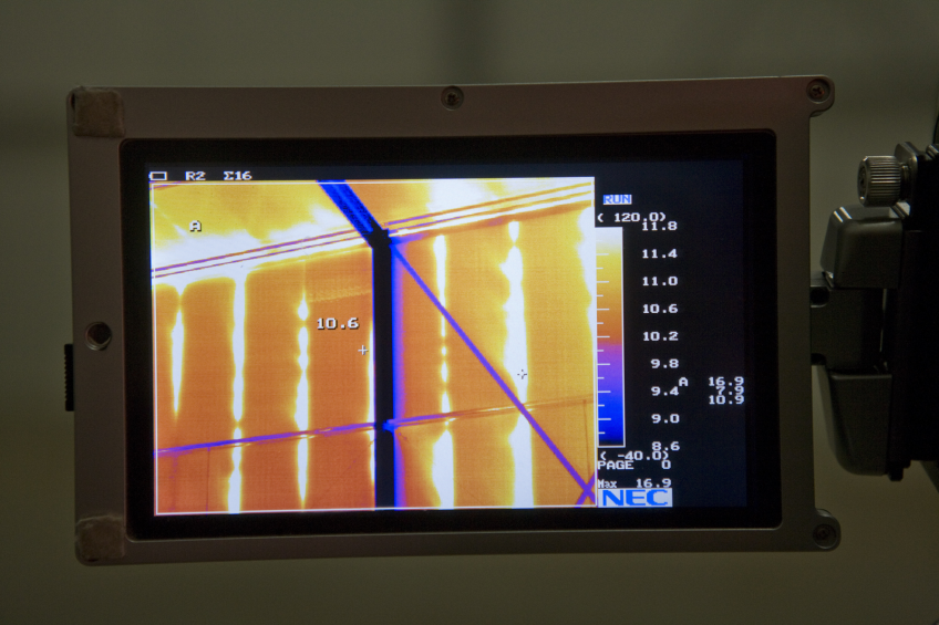 With a thermal infrared camera insulation leaks can be detected. <br />Photo: Jan Willem Schouten.
