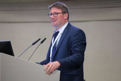 Veterinarian Maarten de Gussem states that diagnose of avian influenza is done, using outdated tests and methods. Photo: Vetworks