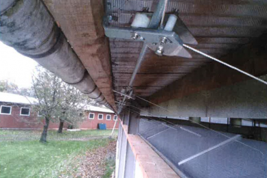 Fail-safe air inlets for poultry and pig houses