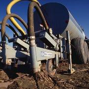 Injecting poultry manure to reduce P-run-off