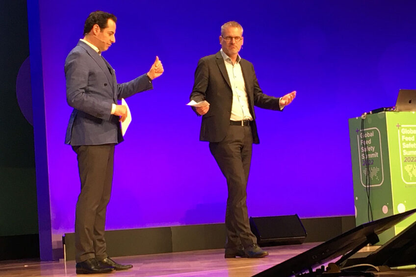 Summit moderator Donatello Piras (l) and host Roland van der Post discussing the impressive outcome of the three-day Global Feed Safety Summit in Berlin.