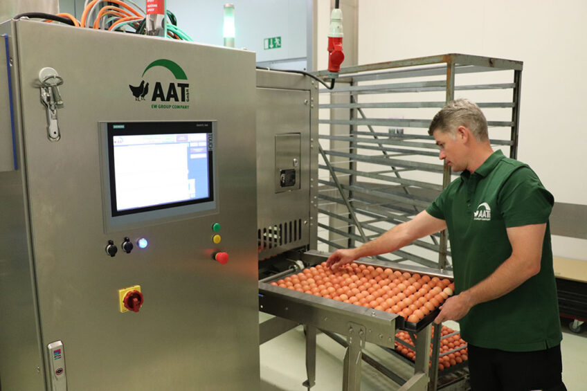 Since 2020, Lohmann Deutschland, a subsidiary of the EW Group, uses hyperspectral imaging for sex determination, specifically for brown layer strains. The Cheggy machine, as it is known, from Agri Advanced Technologies (AAT) is non-invasive, fast, and very accurate with low sexing errors. Photos: Dick van Doorn